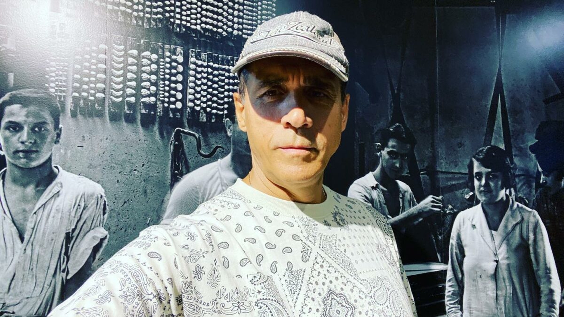 Îl recunoști? Actorul după care româncele suspinau în anii '90 are 67 de ani acum și e schimbat total