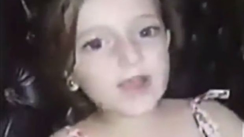 VIDEO ŞOCANT! O fetiţă cântă în faţa camerei şi deodată casa îi este zguduită de un bombardament