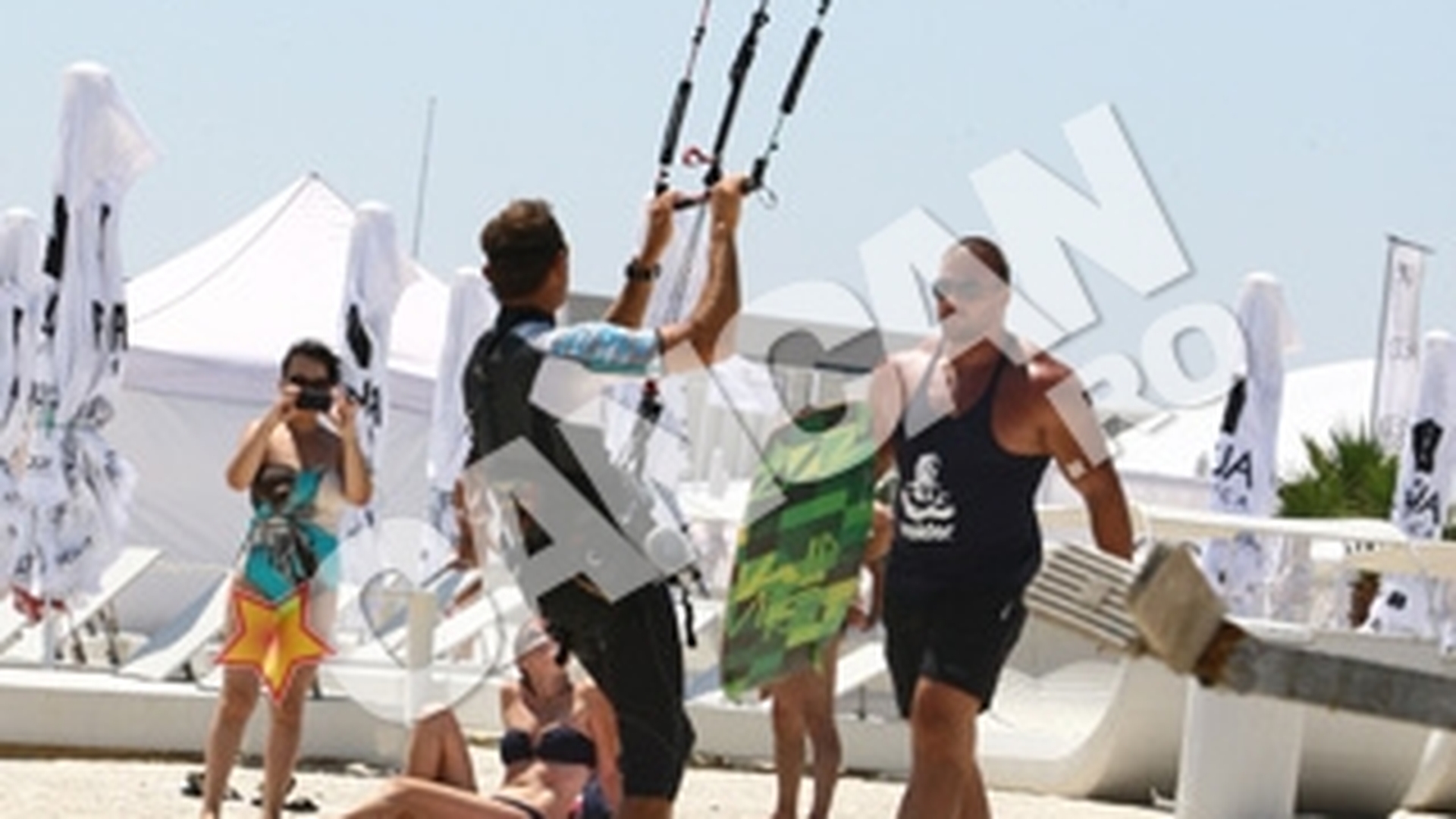 Nimic nu il rapune pe Radu Mazare! Kiteboard-ul l-a trantit in apa, dar primarul Constantei a continuat sa faca show in Mamaia!