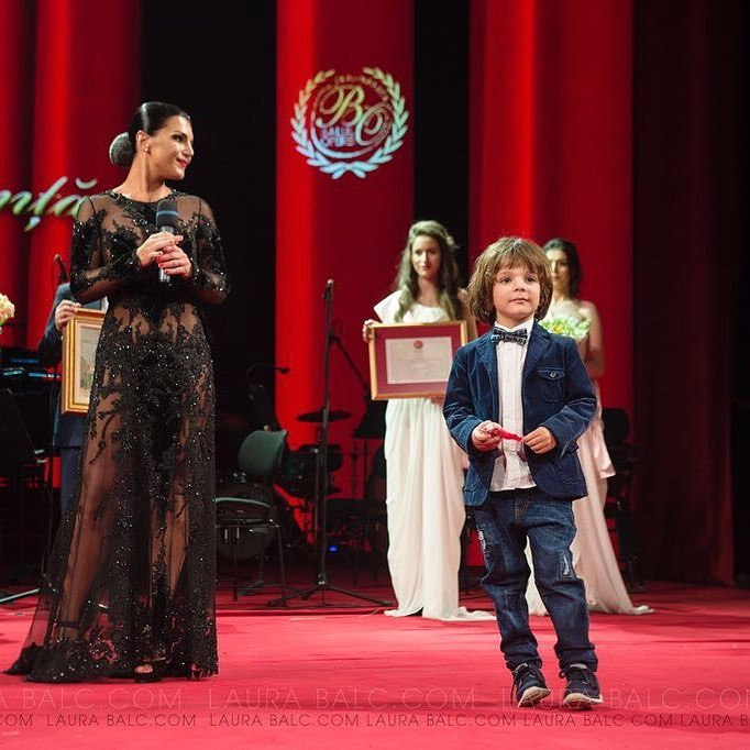 Soţia lui Rareş Bogdan şi-a prezentat la Balul Operei rochia din flori unicat absolut! Creaţia a atras toate privirile