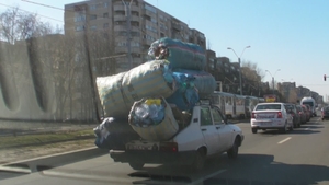Parca ar fi Familia Flinstone! Se plimba prin Bucuresti cu “baloti” de sticle intr-o Dacie din alta epoca!