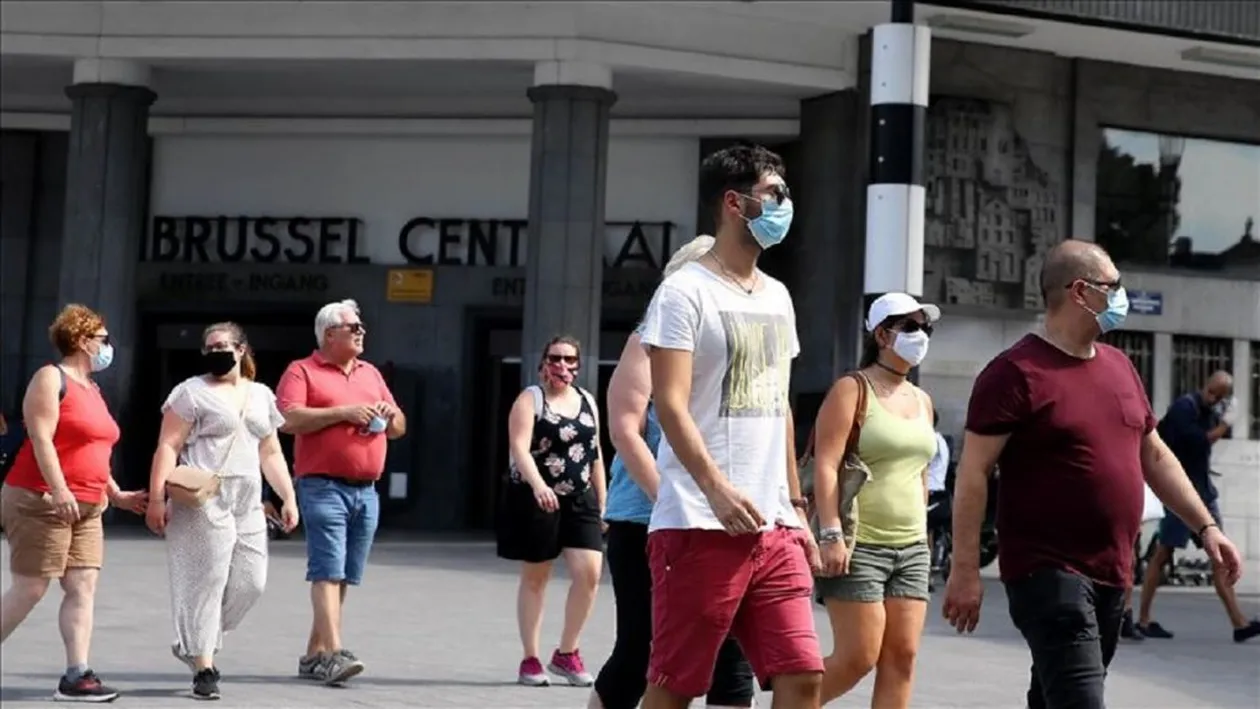 Devine sau nu obligatorie masca și pe stradă, în România? Anunțul făcut în valul doi al pandemiei