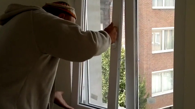 N-ai cum... asta e prea de tot! Uite cum au montat doi muncitori romani un geam in Belgia - Seful de santier, roman si el, face bascalie intr-un mod genial - Video monumental