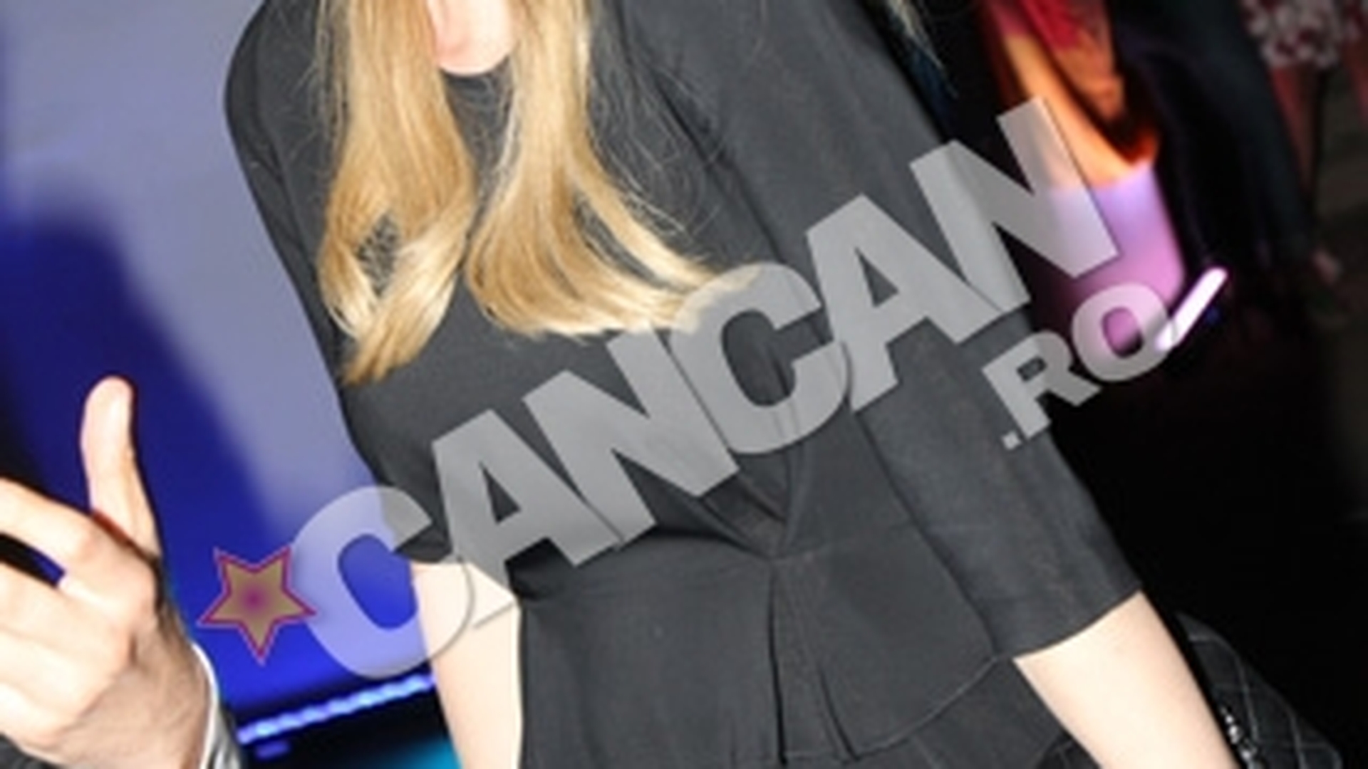De cand a devenit sotie de milionar, Cristina Rus a uitat de fuste scurte, decolteuri si haine colorate! Se imbraca numai in negru, a facut o obsesie pentru o geanta Chanel, iar machiajul este aproape inexistent