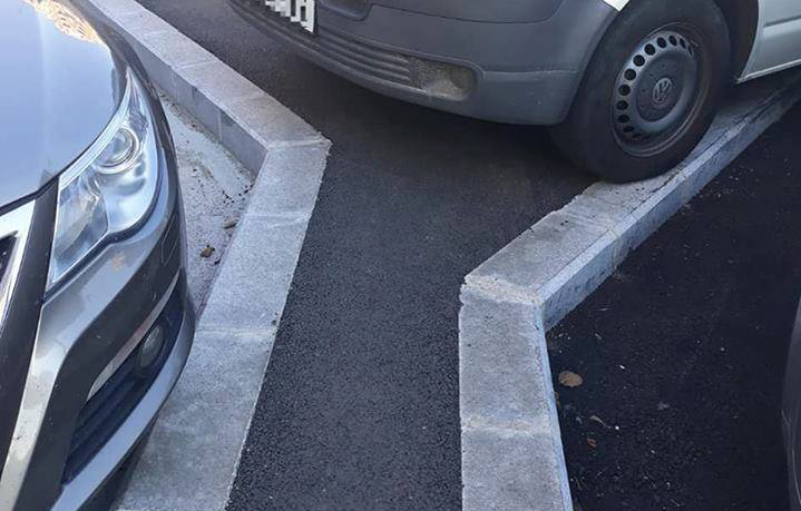 Este cel mai bizar trotuar din București! Locuitorii Sectorului 4 sunt revoltați: ”Bârna de echilibru pentru mămici cu copii”