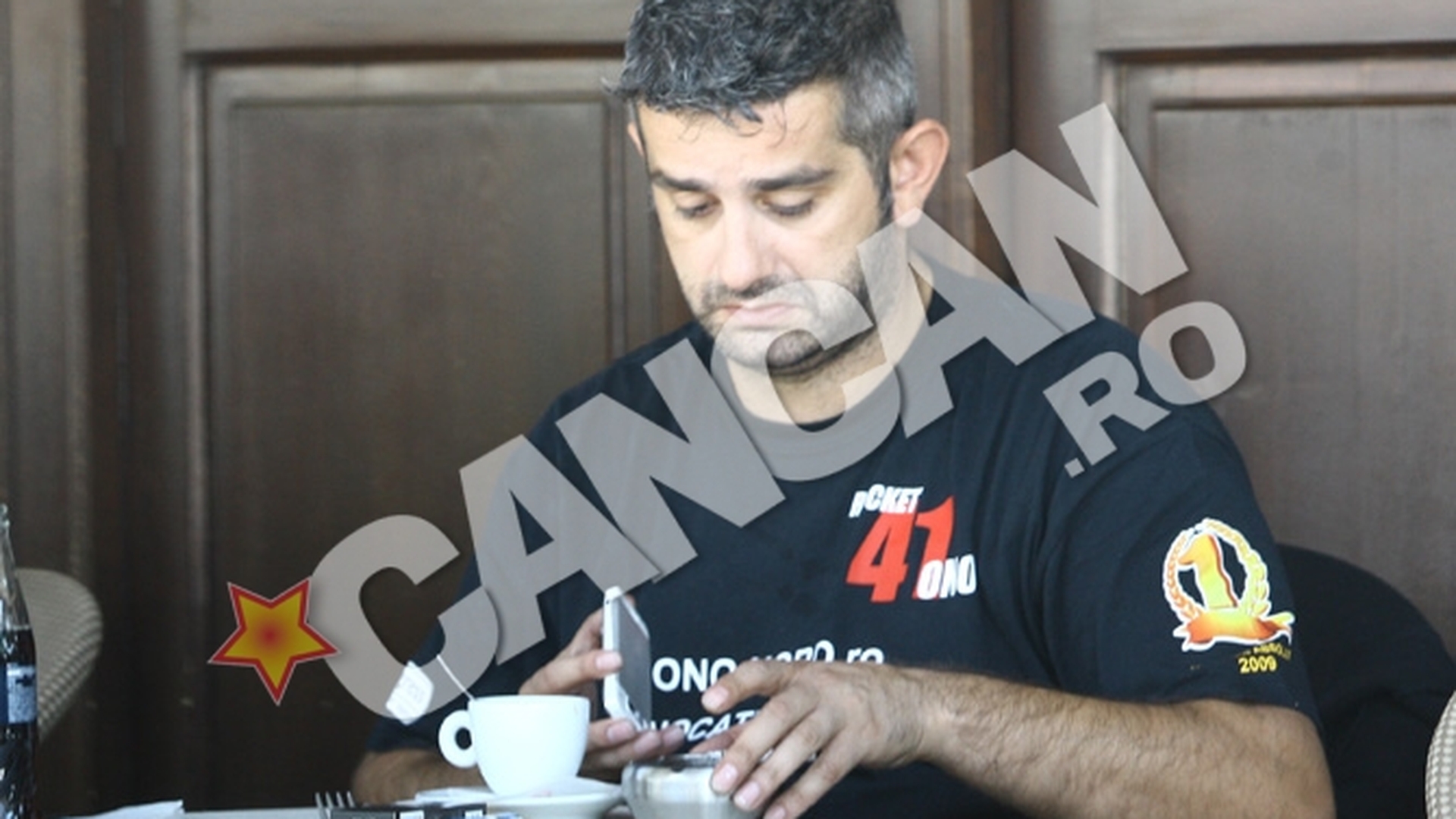 Nu se plictiseste niciodata! Daniel Onoriu a dat o reprezentatie de zile mari pe o terasa! A vorbit singur, afectat serios de o noapte mult prea lunga!
