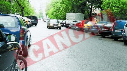 A fugit dupa ce a distrus opt masini