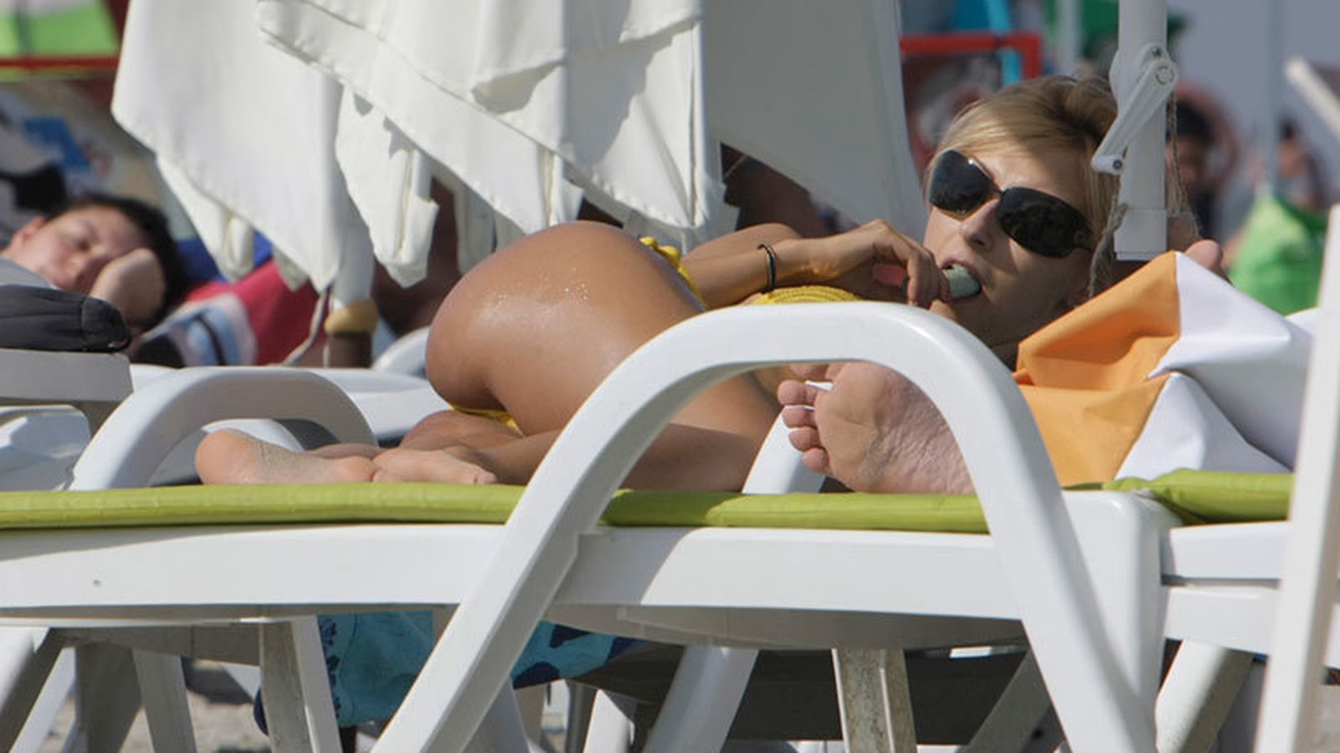 Andreea Balan, incredibil de sexy la mare. Şi-a aranjat slipul sub ochii unui amic, după care a luat strugurelul şi...