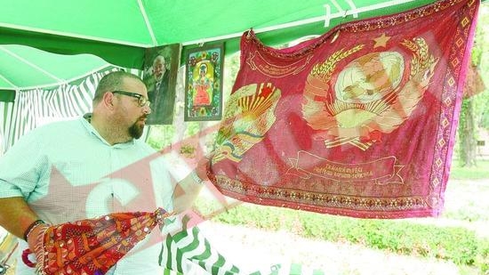 Piedone si-a luat steag comunist de la Targul Anticarilor
