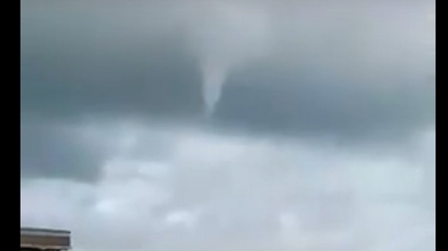 Fenomen meteorologic neobişnuit la Marea Neagră.  O trombă marină cu aspect de tornadă, vizibilă pe țărmul din Eforie Sud