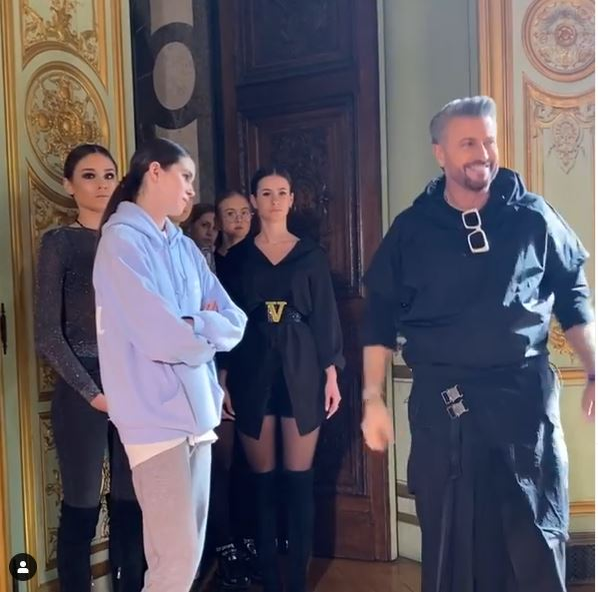 Anamaria Prodan, în lacrimi la Săptămâna Modei din Paris! Fata sa cea mare a defilat pentru Cătălin Botezatu. Cum a apărut sexy impresara pe catwalk alături de Rebecca Dumitrescu