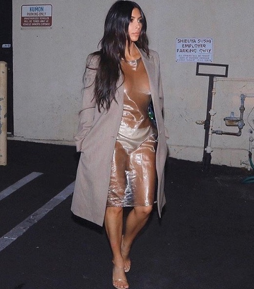 Kim Kardashian a ieșit pe stradă îmbrăcată într-o “mușama”! Cum și-a ascuns zonele intime
