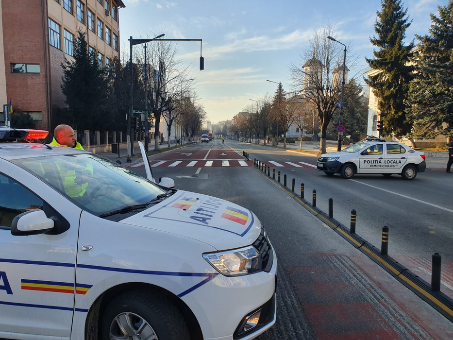 Alertă în Vâlcea! Un colet suspect, descoperit în fața prefecturii. Polițiștii, ofițerii SRI și ambulanțele au înconjurat zona