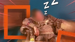 Ditamai milionarul a adormit în restaurant cu paharul în față!
