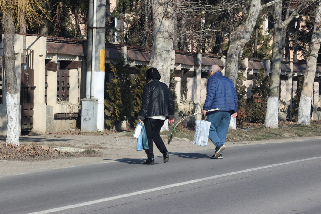 Cristian Țânțăreanu și soția  au fost lăsați de șofer în apropierea casei (Foto: CANCAN.RO)
