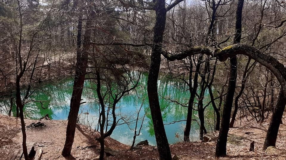Lacul din România care își schimbă culoarea. Este singurul din lume! Zona este declarată arie protejată
