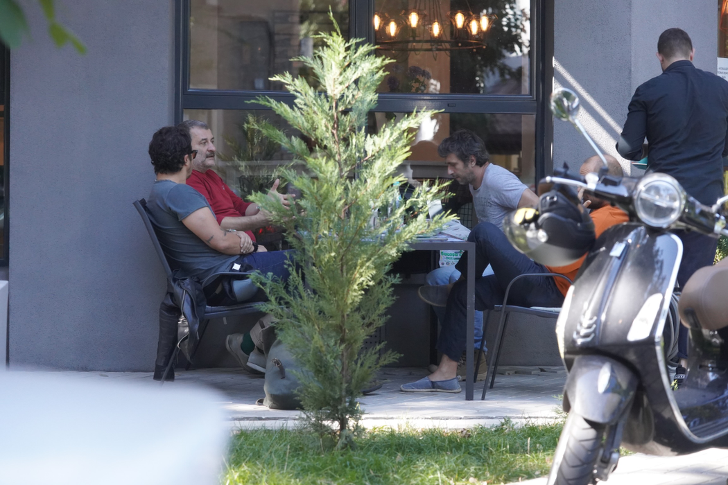Cristi Puiu, Dragoș Bucur și Dorian Boguță, surprinși la o cafenea din Floreasca / Sursă foto: CANCAN.RO