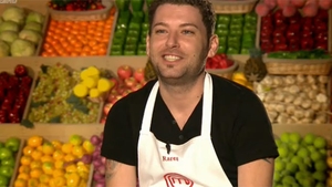 Concurentii de la MasterChef au ramas muti in fata ei! S-au indragostit pe loc de bruneta asta si au aplaudat-o minute in sir!