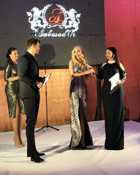GALERIE FOTO | Diana Bianca arată ca un model! Cea mai sexy femeie de afaceri din București a atras toate privirile, aseară, la un eveniment monden
