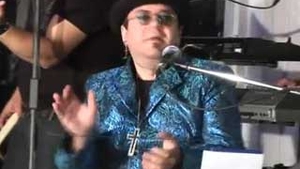 VIDEO Dragos Mostenescu il imita pe Elton John si ii iese foarte bine: "Multa lume habar n-are ca eu cant destul de bine"
