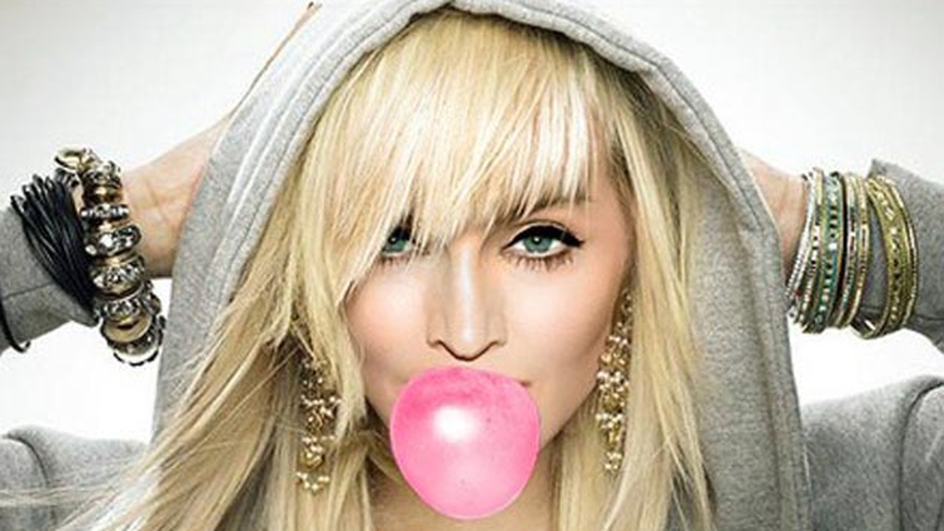 Madonna a luat-o razna? Diva sterilizeaza cabina dupa fiecare concert! Afla de ce!