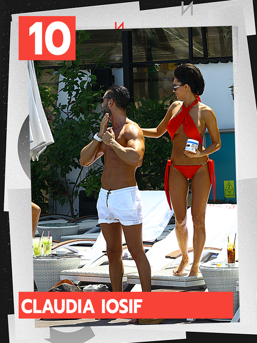 Top 20 dive dezinhibate, în poziții de infarct! S-au urcat cu picioarele pe șezlong și au arătat tot!