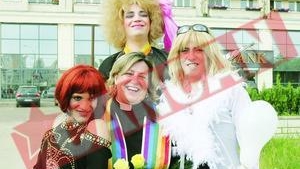 Homosexualii paziti de caini politisti