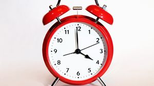 România trece la ora de iarnă în această noapte. Cât de mult ne afectează, potrivit specialiștilor