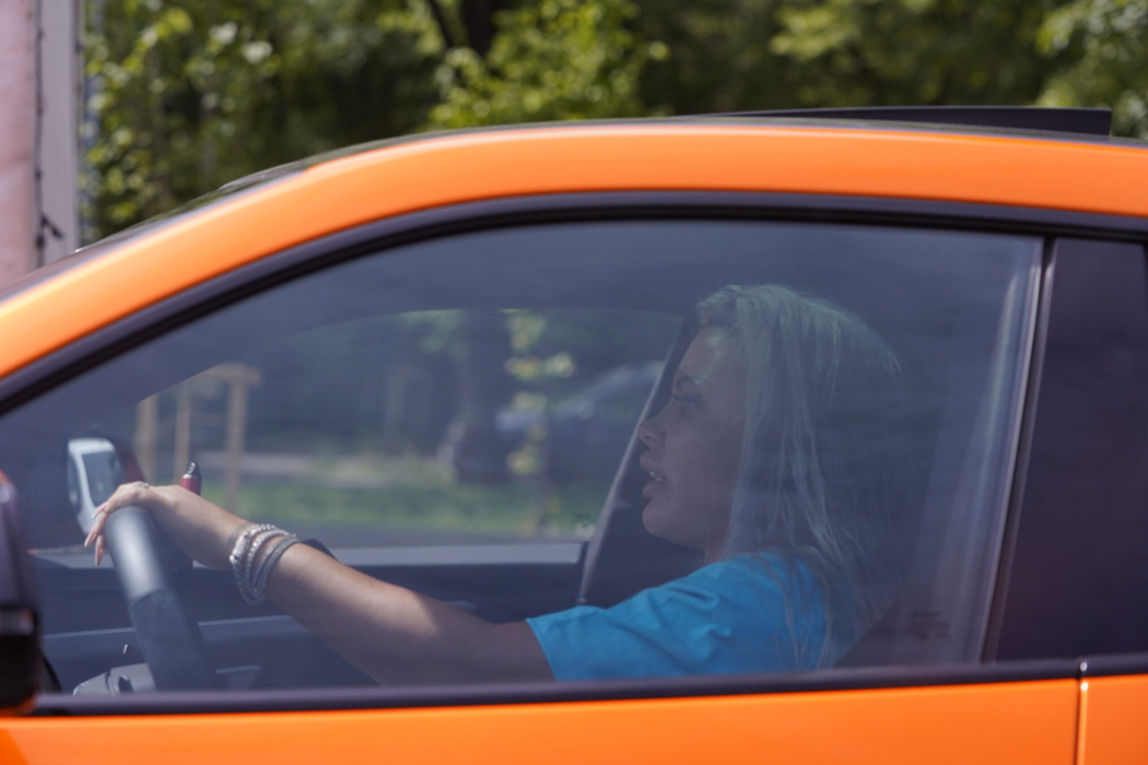 Loredana Chivu, surprinsă de paparazzii CANCAN.RO în trafic, fără un strop de machiaj pe chip (Foto: CANCAN.RO)