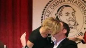 VIDEO Quentin Tarantino se saruta cu Uma Thurman dupa ce a baut sampanie din pantoful acesteia!