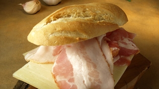 Un sandwich cu bacon pe zi creste cu 50% riscul aparitiei bolilor cardiace