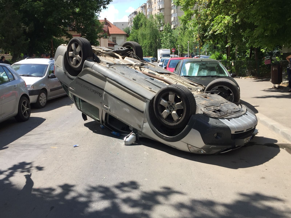 Un șofer s-a răsturnat cu mașina în mijlocul unei străzi din București