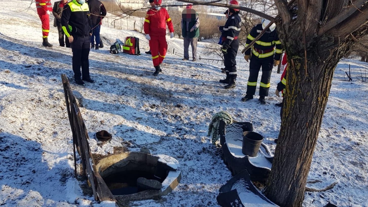 Descoperire macabră în Argeș. Bărbat, găsit înghețat într-o fântână