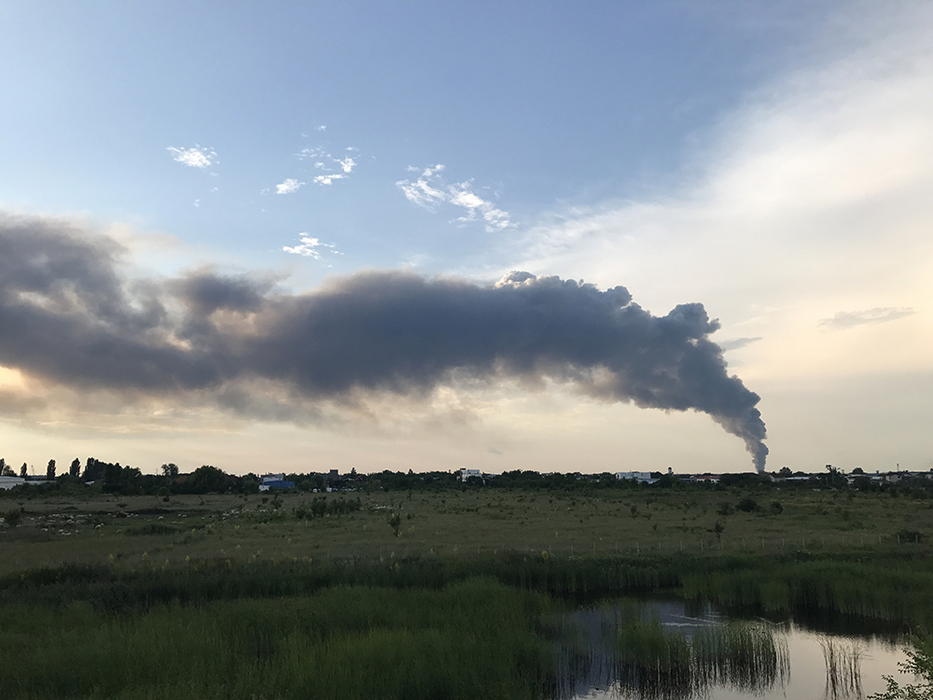 Incendiu devastator lângă Bucureşti. Şapte maşini de pompieri au fost trimise la faţa locului