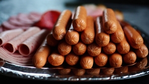 Ce conțin, de fapt, parizerul, crenvurştii şi şunca de Praga din magazine. Rezultatele de laborator sunt dezastruoase: „Avem puţină carne”
