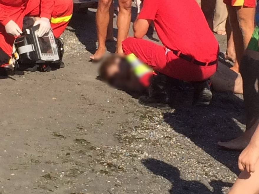 FOTO! Clipe de coşmar pe o plajă din Mamaia! O femeie a fost la un pas de moarte după ce a intrat în mare