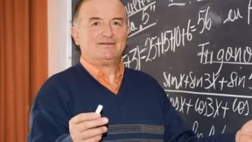 Uluitor ce poate face profesorul de matematică în fața camerei video, în fiecare dimineață! Elevii sunt încântați: ”L-am descoperit pe proful online!”