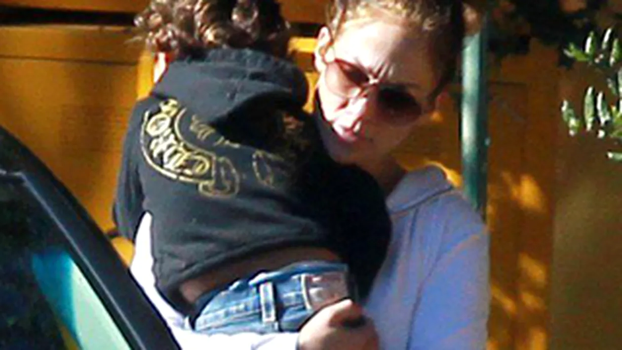 Jennifer Lopez este binecuvantata si vrea sa o arate lumii! A iesit cu gemenii in oras purtand inscriptii pe haine!