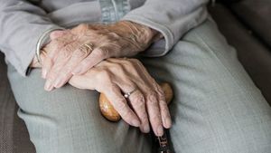 Tânăr din Iași, obligat să lucreze gratis la un cămin pentru pensionari după ce a jefuit doi bărbați