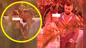 Teo, ispita supremă, nu a mișcat un deget, dar blondina i-a căzut la picioare! Și-a făcut fenta la Nuba: a hipnotizat-o!