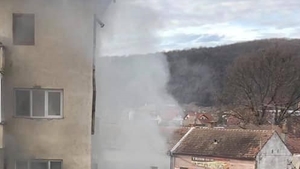 Incendiu puternic în Beclean, județul Bistrița. 30 de persoane au fost evacuate: ”Arde pe o suprafață de aproximativ 100 mp”