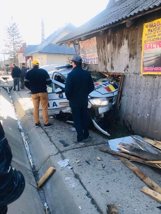 Accident spectaculos în Suceava! O mașină de poliție aflată în misiune a fost făcută praf