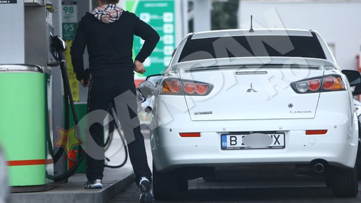 Un burlac foarte atent cu masina sa! Stii cine-i domnul din imagine?