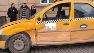 Blestemul taxiurilor din Bucuresti strivite de masini puternice. Vezi cu ce alte cazuri seamana accidentul produs de pustiul de bani gata cu BMW, pe Calea Floreasca