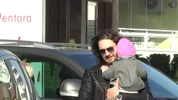 Durul de la Masterchef se topeste ca… untul la soare in preajma ei! Primele imagini cu Florin Dumitrescu in rol de... tatic!