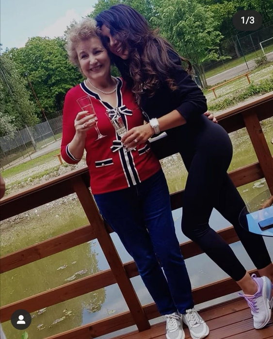 Sheila, alături de mama soacră