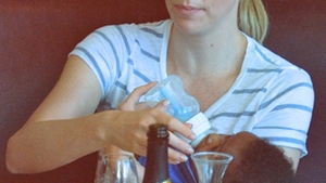 Nu si-ar fi inchipuit nimeni ca actrita cea mai eleganta e experta in schimbat scutece! Charlize Theron a invatat stilurile japonez si spaniol!