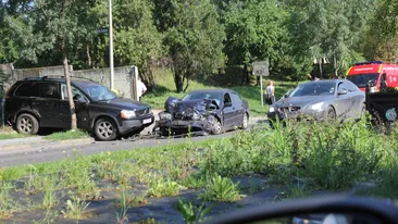 La un pas de tragedie! Un BMW s-a facut tandari in zona Pasajului Basarab!