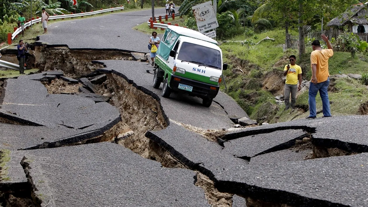 CUTREMUR cu magnitudinea de 7,2 grade în Filipine. Cel puţin 20 de persoane au murit