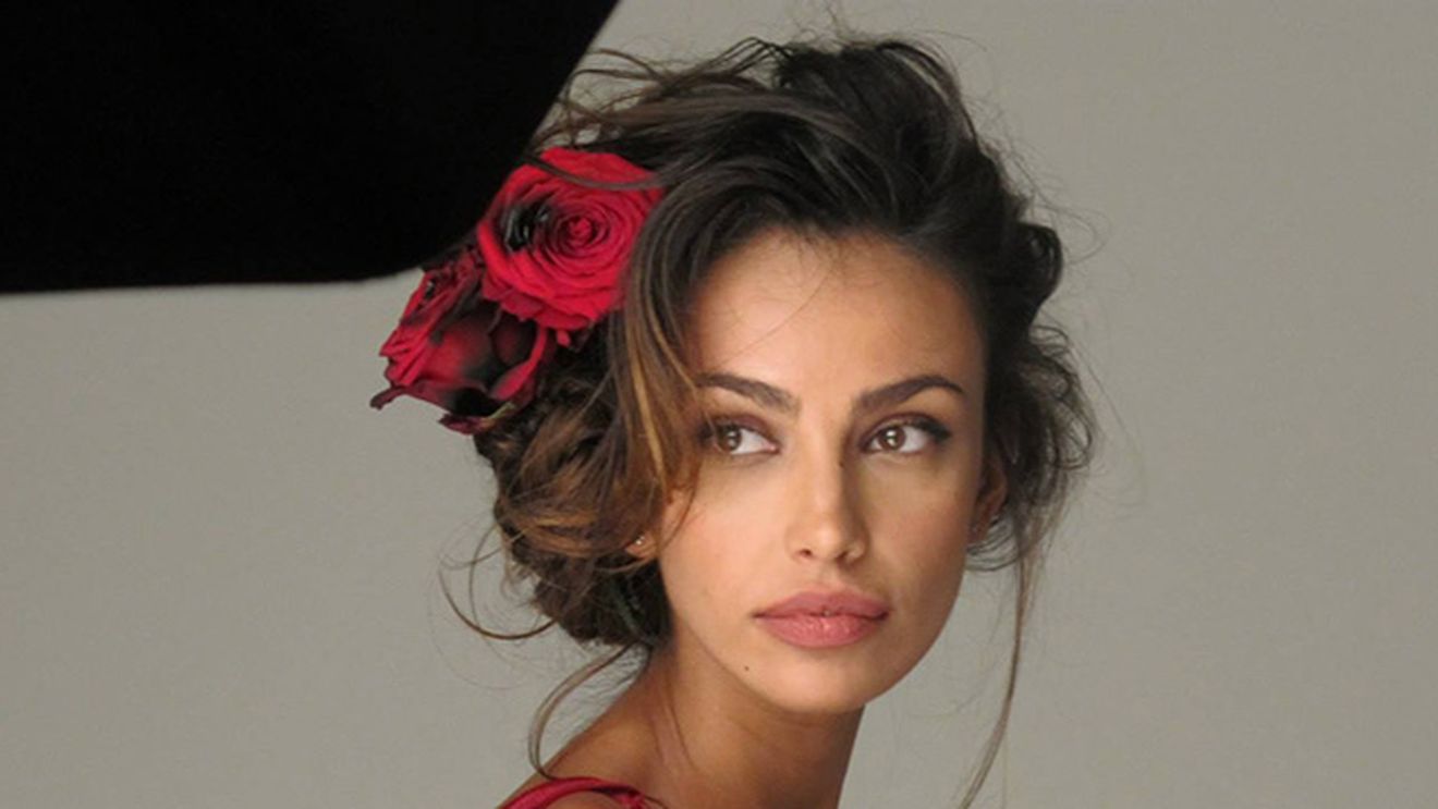 Pe covorul rosu e frumoasa de pică, dar stai sa o vezi nemachiata! Mădălina Ghenea, fără pic de fard la filmări! Ii sta bine asa?